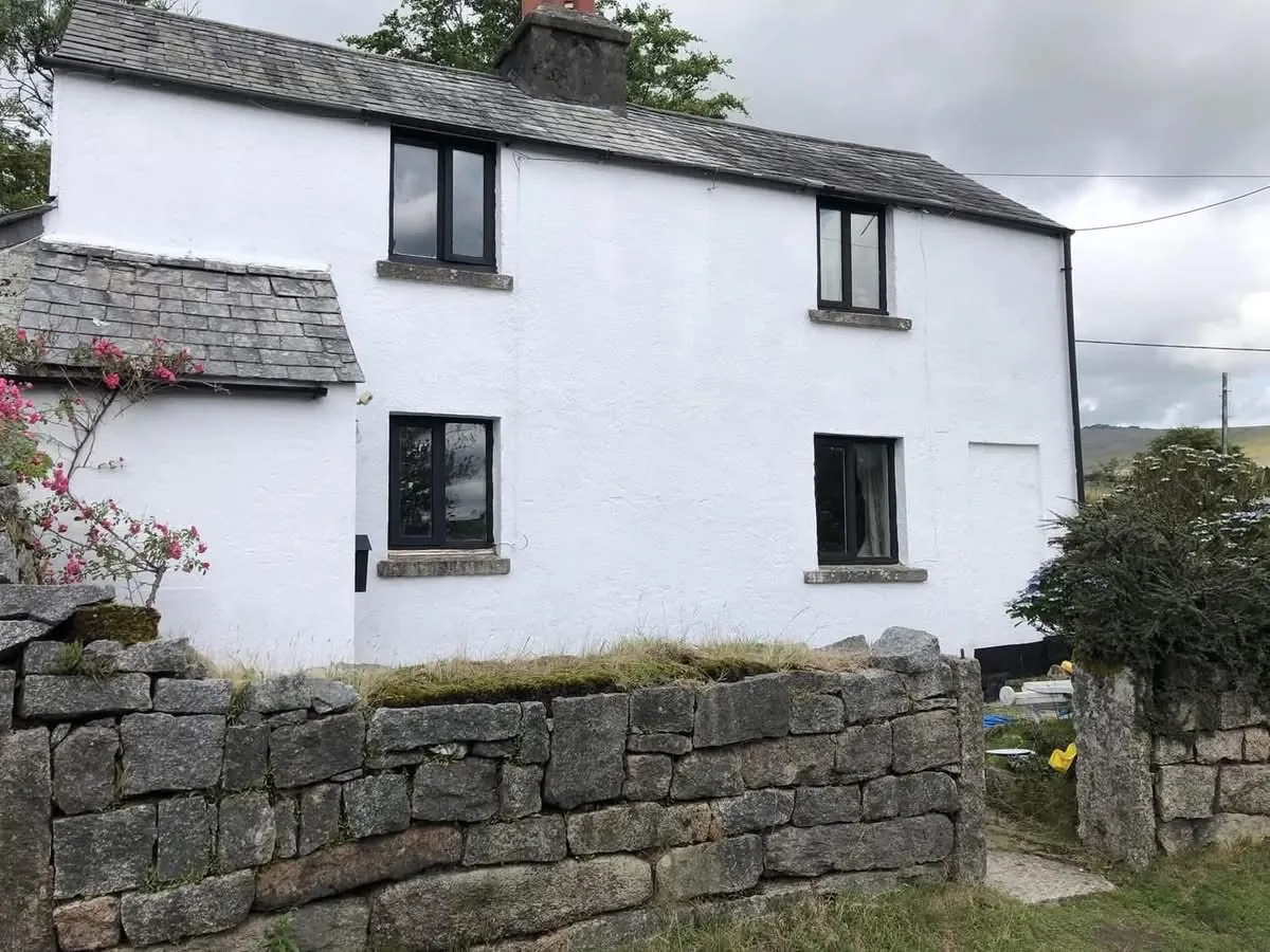 Render repair and exterior repaint of a cottage in Liskeard